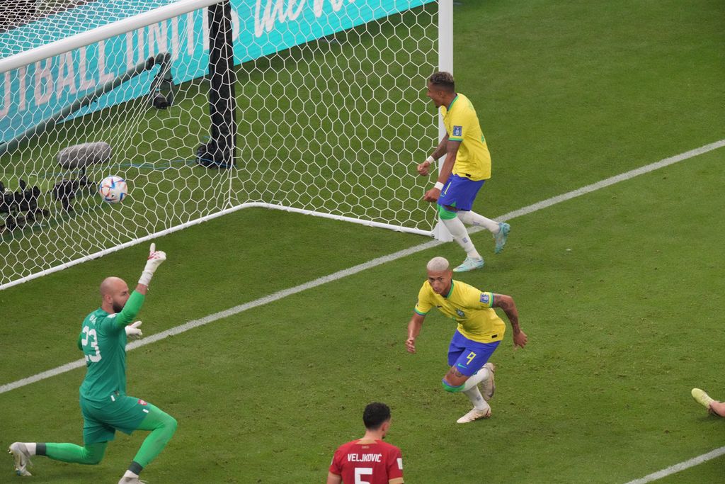 Pemain timnas Brasil Richarlison (kedua dari kanan) merayakan gol yang dicetak ke gawang Serbia pada penyisihan Grup G Piala Dunia 2022 di Stadion Lusail, Qatar, Jumat (24/11/2022) dinihari WIB. Brasil Menang 2-0.