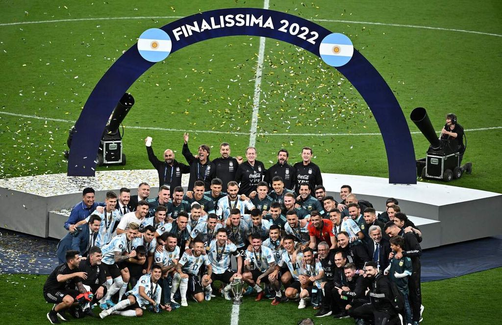 Para pemain tim nasional Argentina berpose bersama setelah menjuarai pertandingan Finalissima 2022 antara Italia dan Argentina di Stadion Wembley, London, Inggris, Kamis (2/6/2022) dini hari WIB. Dalam pertandingan yang mempertemukan juara Piala Eropa 2020 dan juara Copa America 2021 itu, Argentina mengalahkan Italia, 3-0.