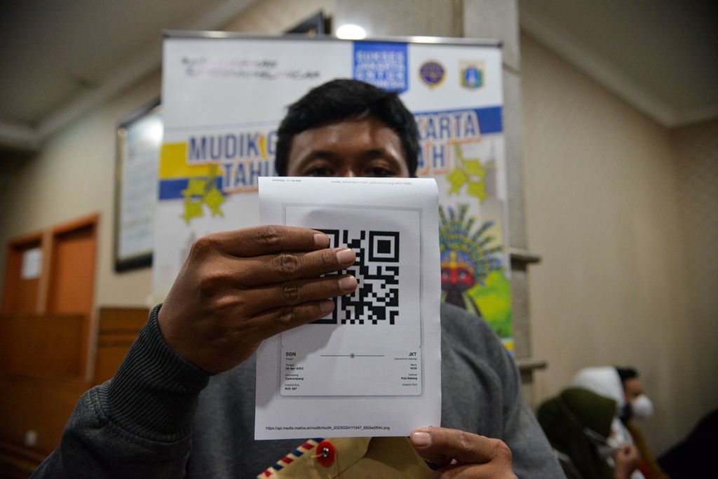 Seorang warga menunjukkan tiket serta nomor bus program mudik gratis di Kantor Dinas Perhubungan DKI Jakarta, Gambir, Jakarta Pusat, Jumat (24/3/2023).