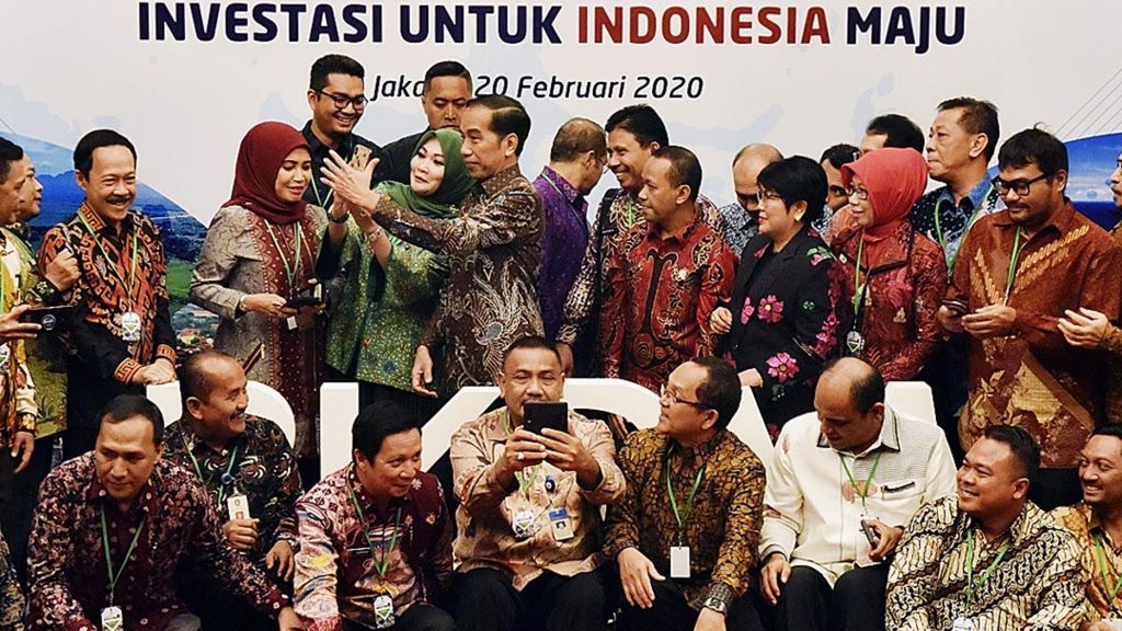 Presiden Joko Widodo melayani permintaan foto bersama para peserta Rapat Koordinasi Nasional Investasi 2020 di Jakarta, Kamis (20/2/2020). 
