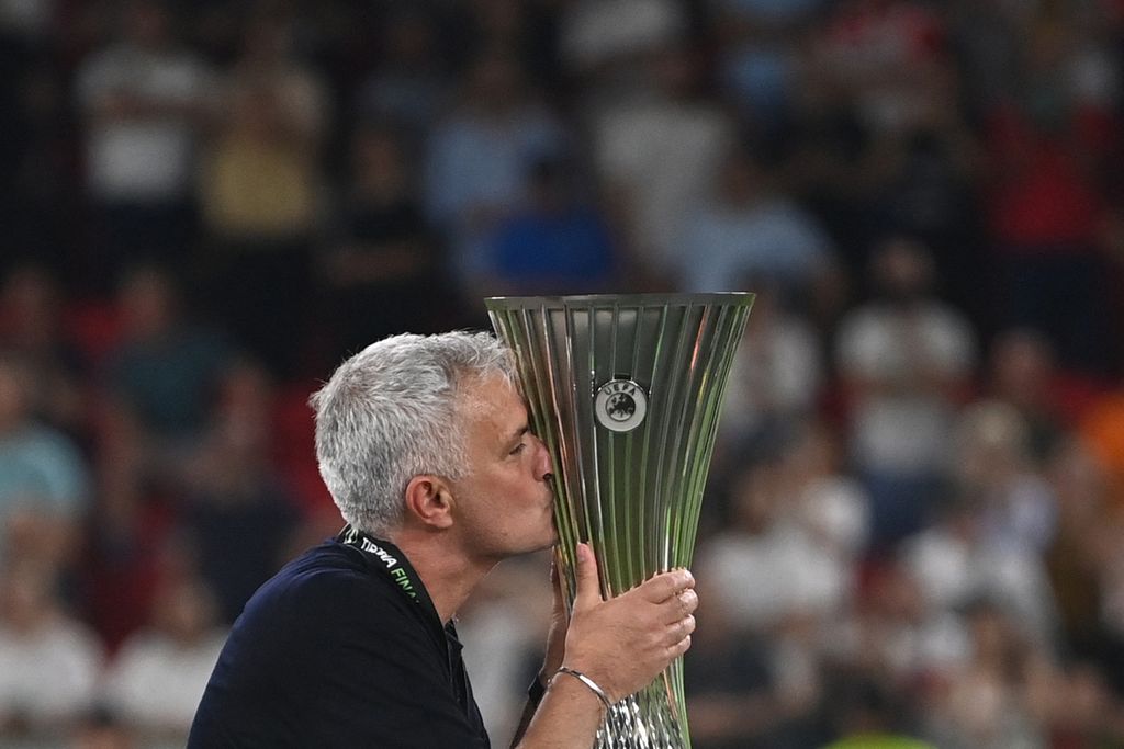 Pelatih AS Roma Jose Mourinho mencium trofi Liga Konferensi Eropa seusai mengalahkan Feyenoord pada final kompetisi itu di Stadion Air Albania, Tirana, Albania, Kamis (25/5/2022) dini hari WIB. Roma menang, 1-0, dan menjuarai Liga Konferensi edisi perdana itu.