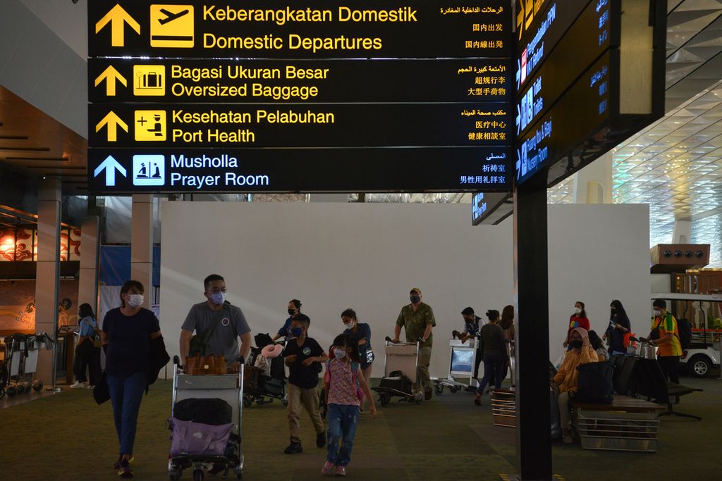 Calon penumpang pesawat berjalan menuju loket pelaporan keberangkatan di Terminal 3 Bandara Internasional Soekarno-Hatta, Tangerang, Banten, Selasa (20/12/2022). 