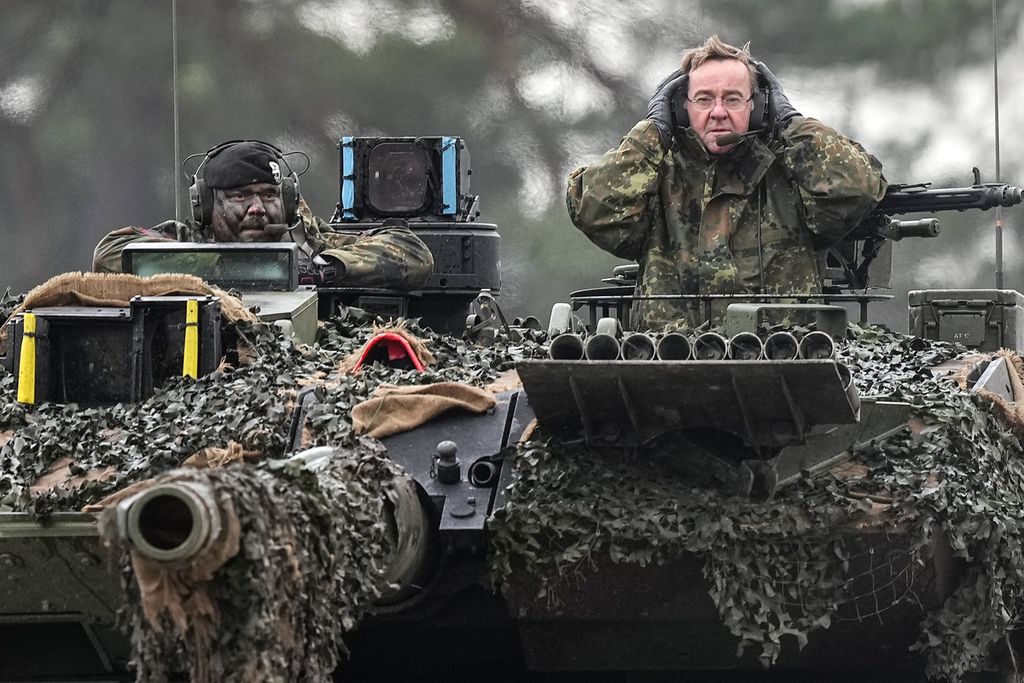 Menteri Pertahanan Jerman Boris Pistorius memeriksa tank Leopard 2 di Augustdorf, Jerman, pada 1 Februari 2023. Pada 27 Maret 2023, ia mengumumkan 18 Leopard 2 dari Jerman sudah tiba di Ukraina. 