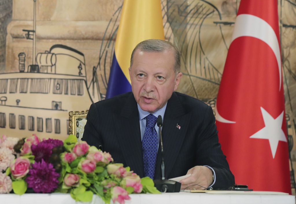 Presiden Turki Recep Tayyip Erdogan memberikan keterangan pada konferensi pers di Istanbul, Turki, Jumat (20/5/2022). Erdogan telah menyampaikan keberatannya kepada Swedia dan Finlandia terkait rencana bergabungnya kedua negara Nordik itu ke dalam NATO pada komunikasi lewat telepon dengan sejumlah pemimpin terkait.  (Turkish Presidency via AP)