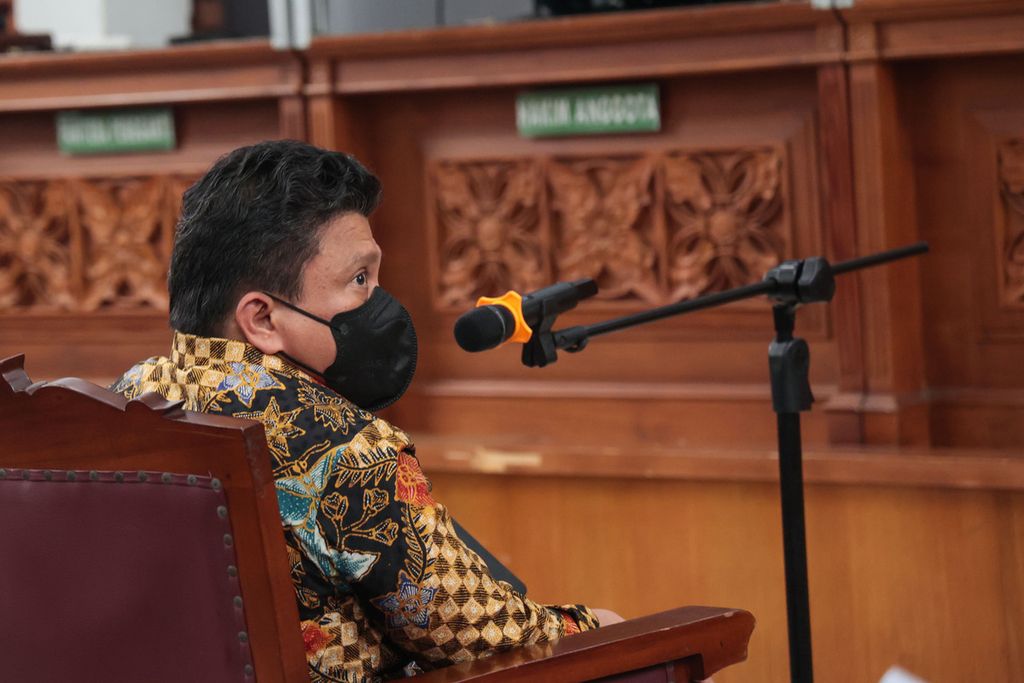 Terdakwa kasus dugaan pembunuhan berencana terhadap Brigadir Nofriansyah dan kasus dugaan penghalangan penyidikan, Ferdy Sambo menunggu dimulainya sidang di Pengadilan Negeri Jakarta Selatan, Jakarta, Senin (17/10/2022). 
