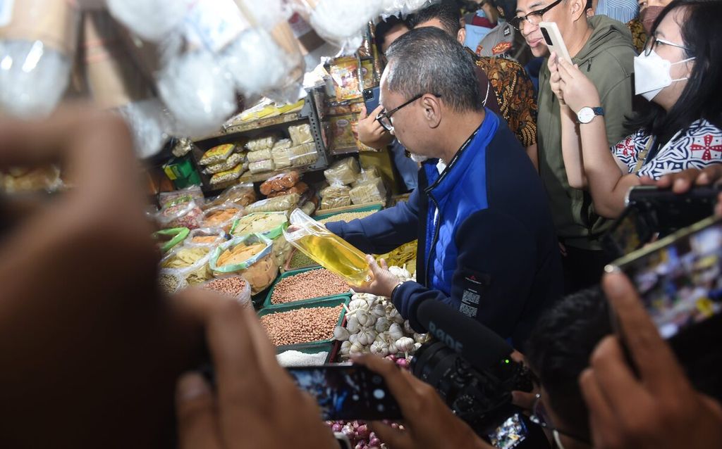 Menteri Perdagangan Zulkifli Hasan melakukan sidak harga di Pasar Wonokromo, Kota Surabaya, Jawa Timur, Minggu (31/7/2022). Pasar Wonokromo merupakan salah satu pasar besar utama di Kota Surabaya. Dari hasil sidak diketahui sejumlah komoditas, seperti daging ayam dan daging sapi, mengalami penurunan harga. 