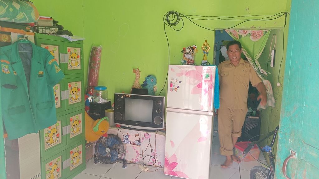 Guru honorer, Arif Maulana (40), saat menunjukkan rumah kontrakannya di Kelurahan Karangasih, Kecamatan Cikarang Utara, Kabupaten Bekasi, Jawa Barat, Selasa (22/11/2022).