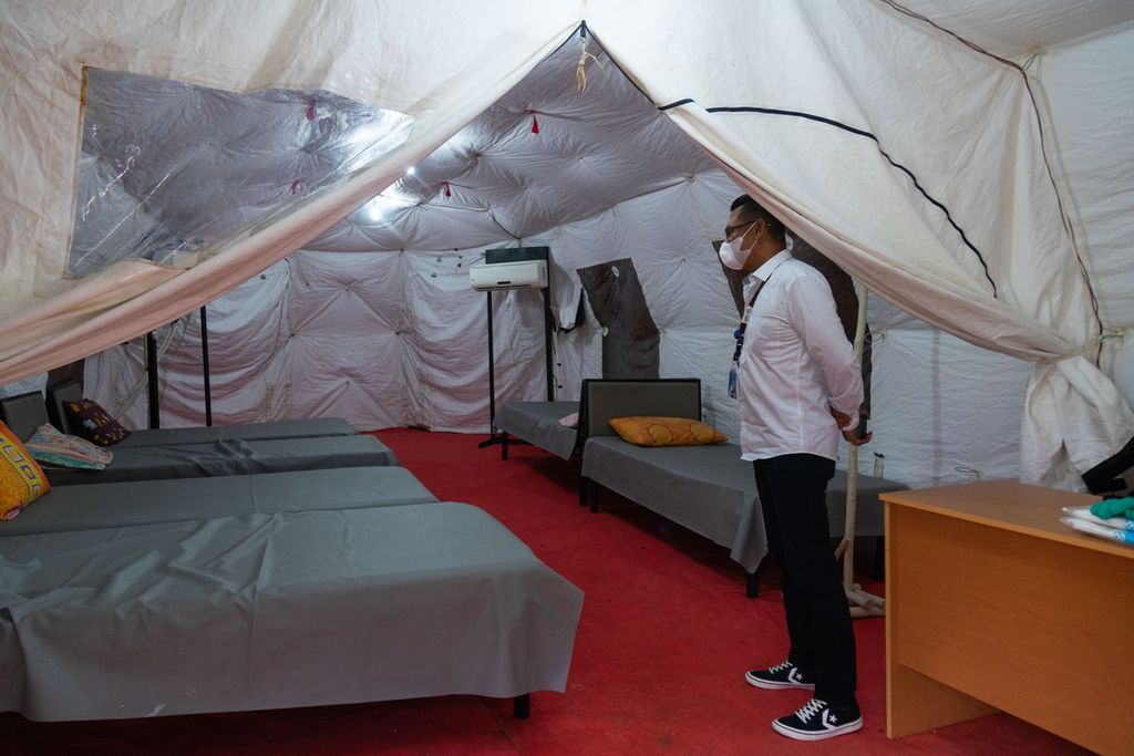 Pengelola menunjukkan tenda khusus yang disiapkan untuk penumpang feri yang tidak lolos penapisan suhu di Bandar Bentan Telani, pelabuhan feri khusus untuk Kawasan Strategis Pariwisata Nasional Lagoi di Kabupaten Bintan, Kepulauan Riau, Senin (18/10/2021).
