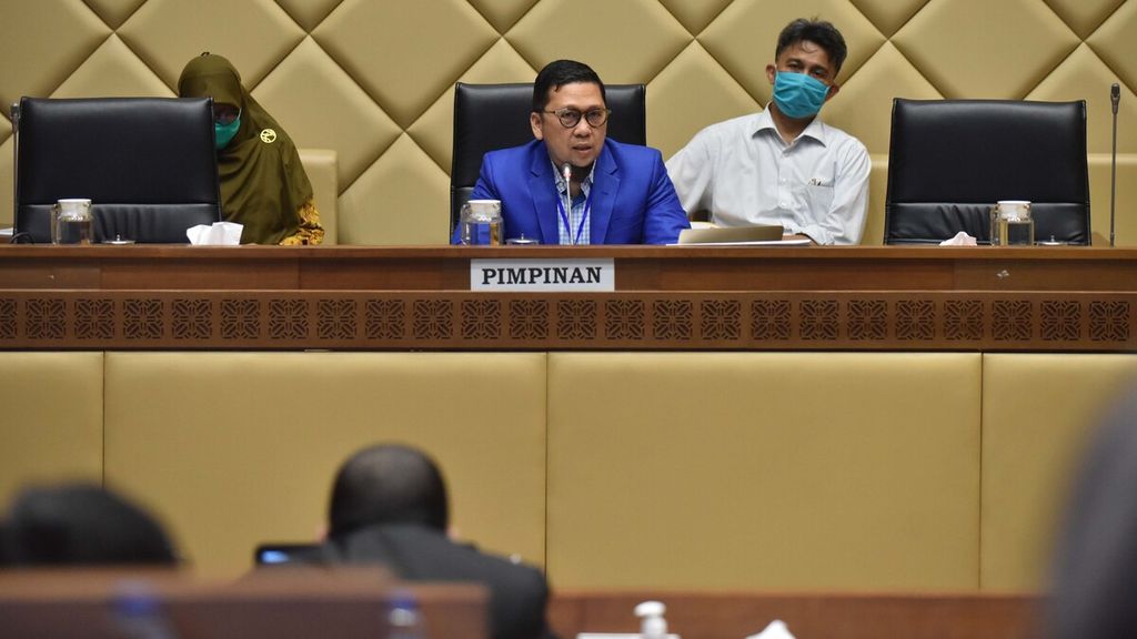 Ketua Komisi II DPR RI Ahmad Doli Kurnia membuka Rapat Dengar Pendapat (RDP) bersama Komisi Pemilihan Umum (KPU), Badan Pengawas Pemilu (Bawaslu) dan Dewan Kehormatan Penyelenggara Pemilu (DKPP) di Gedung Parlemen Senayan, Jakarta, Rabu (3/6/2020). 