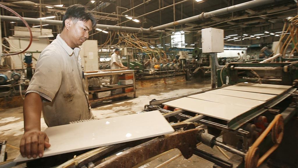 Ilustrasi. Pekerja memonitor produksi ubin keramik di pabrik PT Intikeramik Alamsari Industri Tbk, Tangerang, Banten.