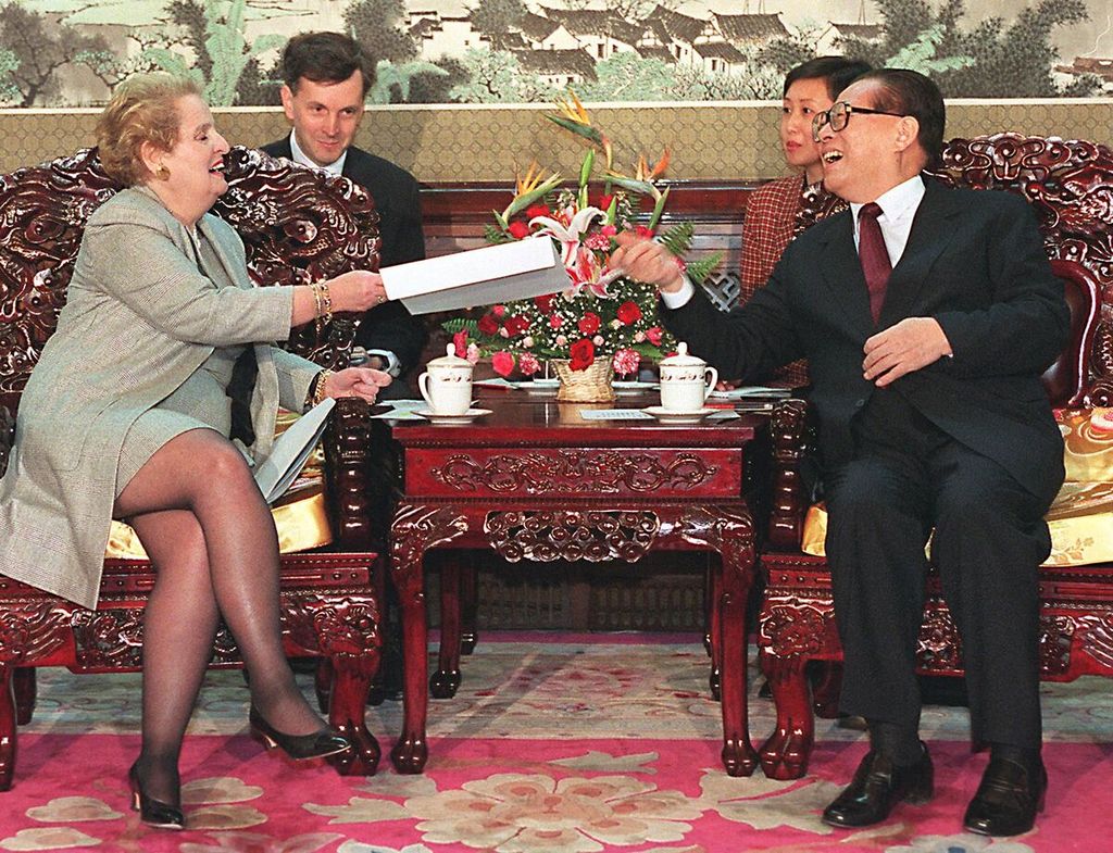 Dalam foto yang diambil pada 30 April 1998 ini, Presiden China Jiang Zemin (kanan) menyerahkan surat untuk Presiden Amerika Serikat Bill Clinton kepada Menteri Luar Negeri AS Madeleine Albright di Beijing, China. Sebelumnya, Albright juga menyerahkan surat ucapan Clinton kepada Jiang. Albright meninggal dalam usia 84 tahun, Rabu (23/3/2022). 