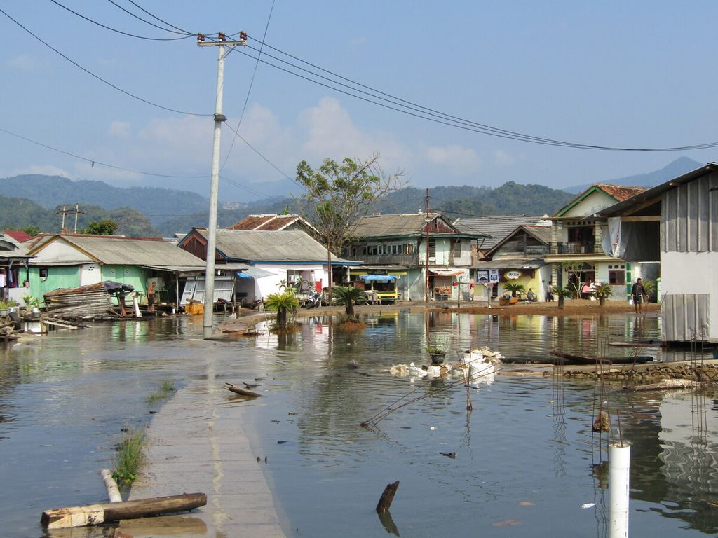Banjir Rob melanda kawasan pesisir Teluk Lampung, Rabu (18/5/2022). Banjir tersebut terjadi akibat aktivitas pasang maksimum.