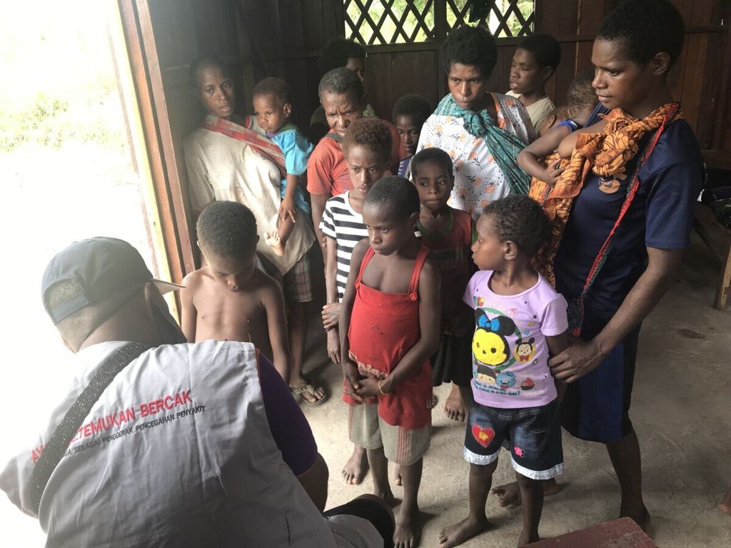 Staf dari Litbang Kesehatan Papua tengah memeriks anak-anak di Kampung Daikot, Distrik Joutu, Kabupaten Asmat, Rabu (14/8/2019). Penderita kusta dan terduga kusta di kampung ini di atas 50 persen. 