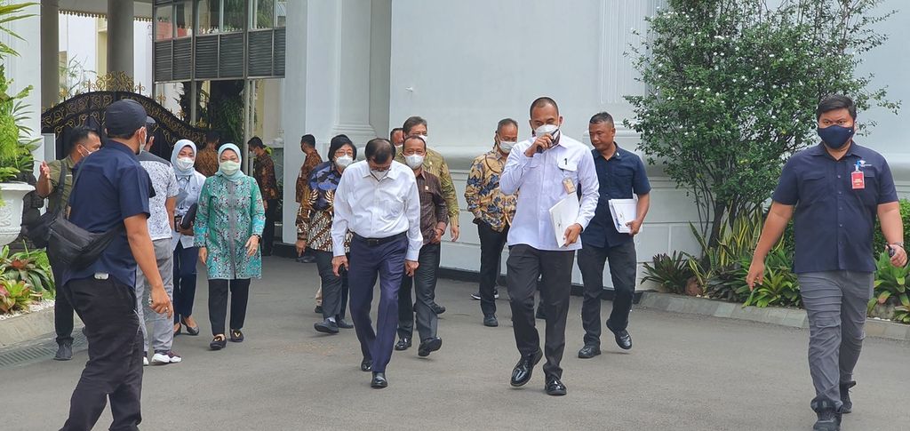Para menteri meninggalkan Kompleks Istana Kepresidenan seusai mengikuti rapat tertutup terkait Undang-Undang Cipta Kerja di Istana Merdeka, Rabu (19/10/2022).