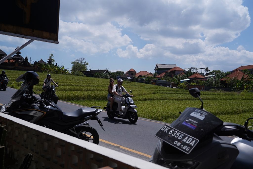 Warga negara asing mengendarai sepeda motor di Canggu, Bali, Senin (24/4/2023). Karena motor jadi pilihan moda transportasi yang populer untuk para turis, investor asing turut melirik bisnis persewaan motor.