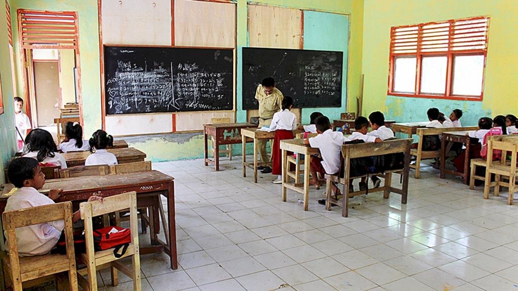 Siswa kelas I, II, dan III Sekolah Dasar Negeri Jayamekar, Kampung Bantaka, Desa Muaracikadu, Kecamatan Sindangbarang, Kabupaten Cianjur, Jawa Barat, belajar dalam satu ruangan, Senin (14/8/2017). Sekolah itu hanya mempunyai dua ruang belajar dan empat guru berstatus honor.