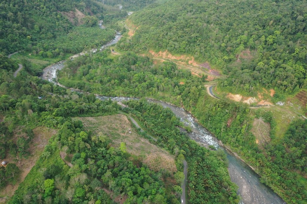 Jalan penghubung Pesisir Selatan dengan Sungai Penuh Jambi menembus kawasan konservasi Taman Nasional Kerinci Seblat , Minggu (8/5/2022).
