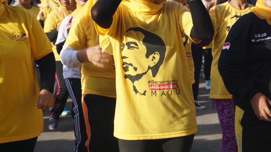 Foto wajah Joko Widodo yang terpampang di kaus sukarelawan. 