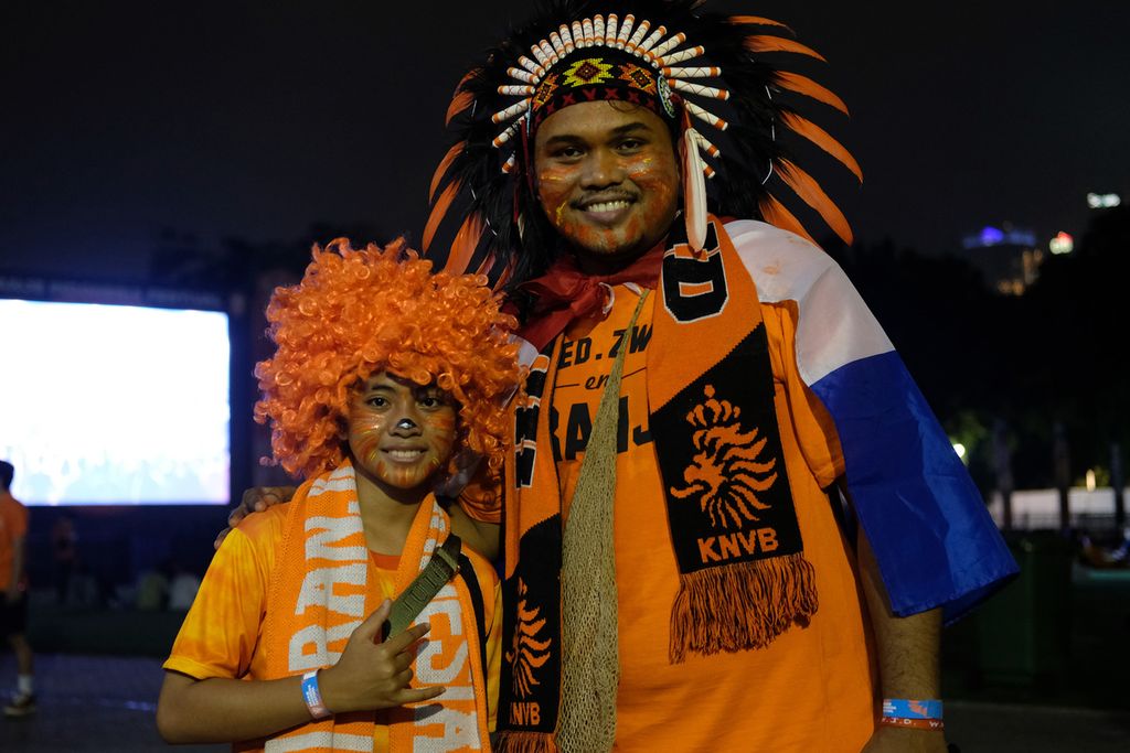 Pendukung tim nasional Belanda menghias wajahnya di acara Festival Oranje Indonesia di Lapangan Panahan, kompleks Gelora Bung Karno (GBK), Jakarta, Jumat (25/11/2022). Ribuan pendukung Belanda memadati Lapangan Panahan, kompleks Gelora Bung Karno, untuk nonton bareng Belanda melawan Ekuador pada Piala Dunia Qatar 2022. 