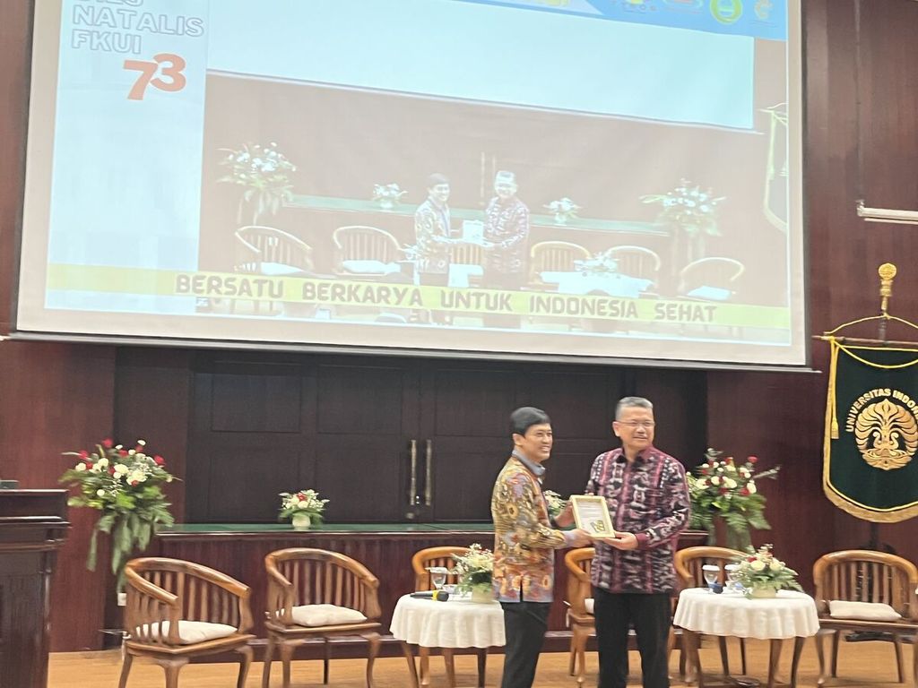 Wakil Menteri Kesehatan Dante Saksono Harbuwono (kiri) menerima plakat penghargaan dari Dekan Fakultas Kedokteran Universitas Indonesia (FKUI) Ari Fahrial Syam, di aula FKUI, Salemba, Jakarta, Kamis (9/2/2023), seusai menjadi pembicara kunci dalam acara Dies Natalis Ke-73 FKUI.