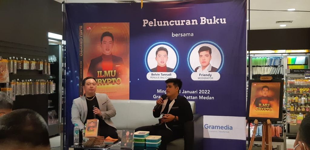 Belvin Tannadi (kiri) bersama Friendy (kanan), penulis buku <i>Ilmu Crypto,</i> saat peluncuran buku tersebut di Toko Buku Gramedia Manhattan, Medan, Sumatera Utara, Minggu (23/1/2022). 