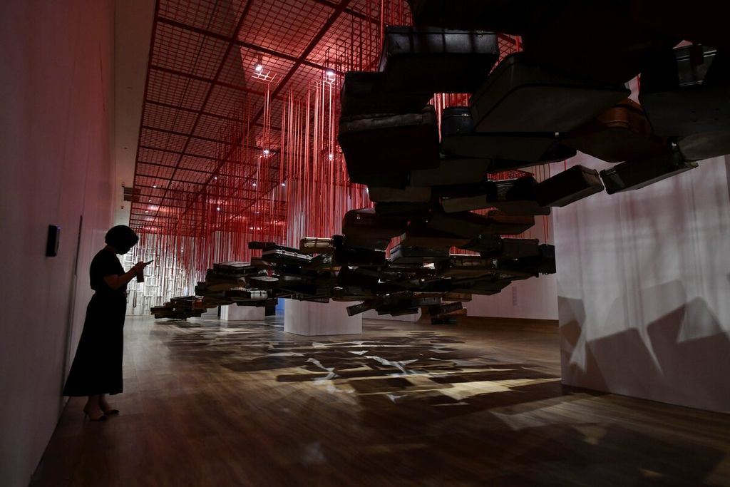Instalasi berjudul "Accumulation-Searching for the Destination" karya perupa asal Jepang Chiharu Shiota dipamerkan di Museum MACAN (Modern and Contemporary Art in Nusantara), Jakarta, Jumat (25/11/2022). 