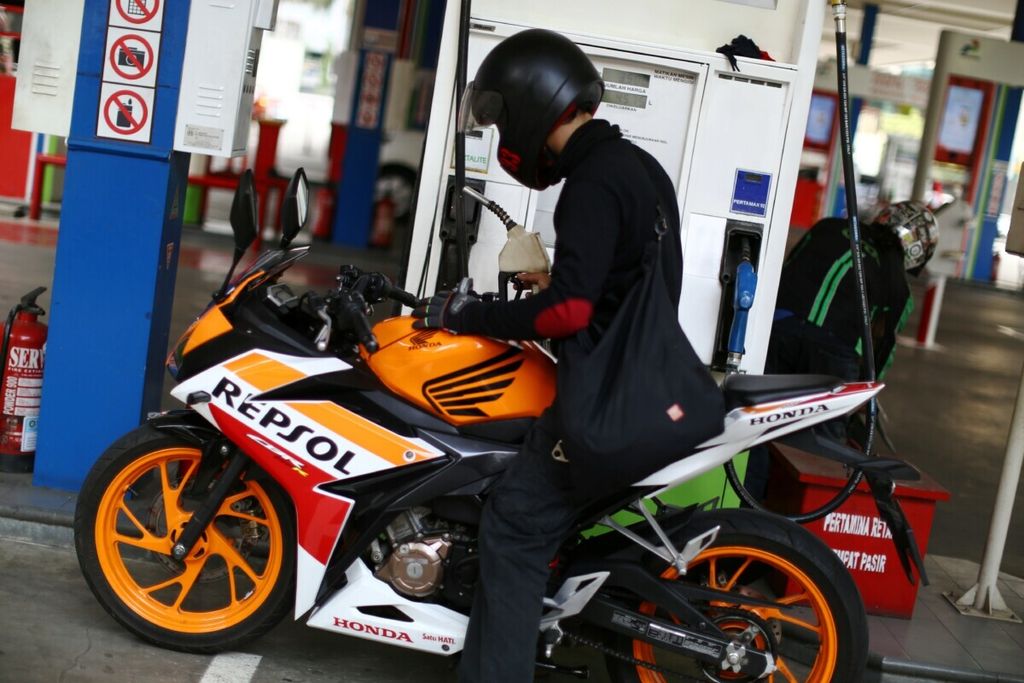 Pengendara sepeda motor mengisi bahan bakar minyak nonsubsidi jenis pertalite di SPBU Coco di kawasan Kuningan, Jakarta Selatan. PT Pertamina (Persero) pada Sabtu (5/1/2019) pukul 00.00 waktu setempat menurunkan harga BBM nonsubsidi.