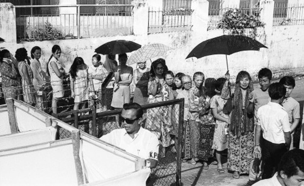 Warga antre memberikan suaranya di TPS 5, Kelurahan Kwitang, Jakarta saat Pemilu 1971, Sabtu (3/7/1971). Kompas/pat hendranto
