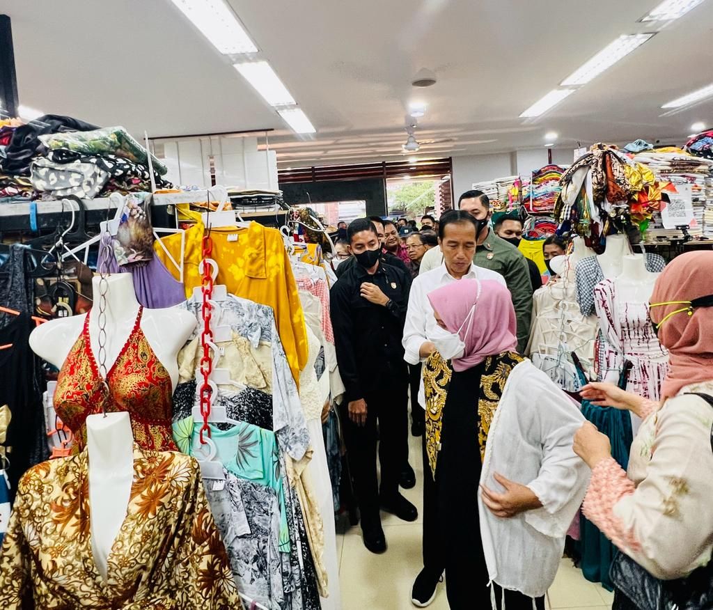 Presiden Joko Widodo dan Ibu Iriana Joko Widodo berkeliling Pasar Seni Sukawati di Gianyar, Bali, Rabu (1/2/2023), untuk menyapa dan memberikan bantuan sosial kepada pedagang, serta berbelanja beberapa produk UMKM yang dijual di pasar tersebut.