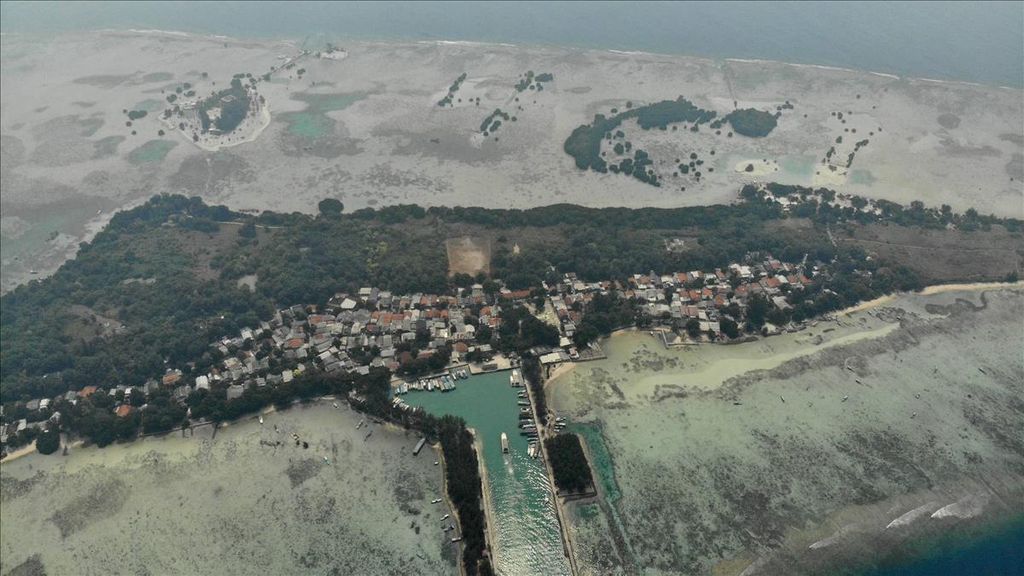 Foto aerial Pulau Pari di Kabupaten Kepulauan Seribu, DKI Jakarta, Minggu (4/8/2019). Pulau Pari menjadi salah satu tujuan wisata menarik yang tersebar di Kepulauan Seribu. Sayangnya, sengketa lahan di Pulau Pari hingga kini belum terselesaikan.