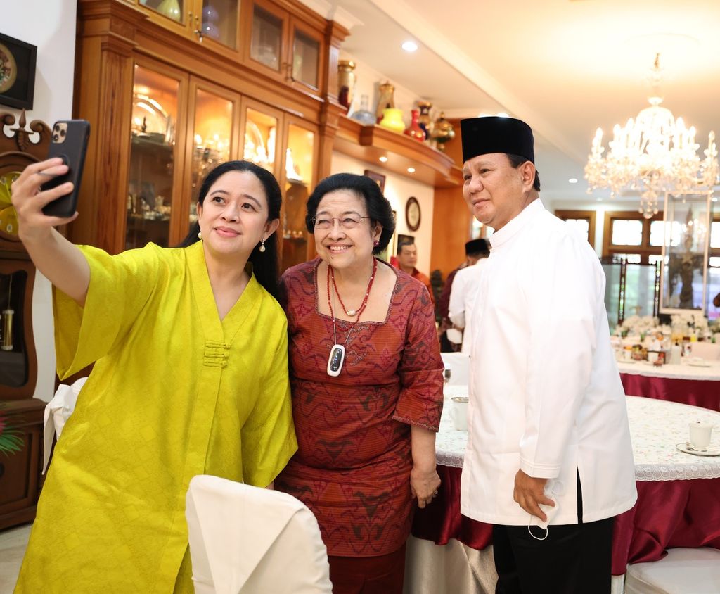 Ketua DPR Puan Maharani mengajak Ketua Umum PDI-P Megawati Soekarnoputri dan Ketua Umum Gerindra Prabowo Subianto untuk berswafoto bersama di kediaman Megawati di Jakarta, Senin (2/5/2022).