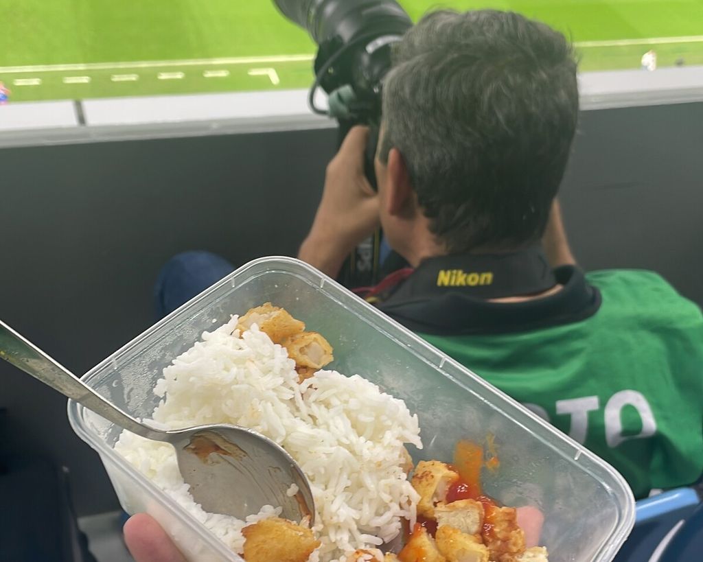 Menyantap nasi dan lauk hasil memasak sendiri, sebelum meliput pertandingan di Piala Dunia Qatar 2022.