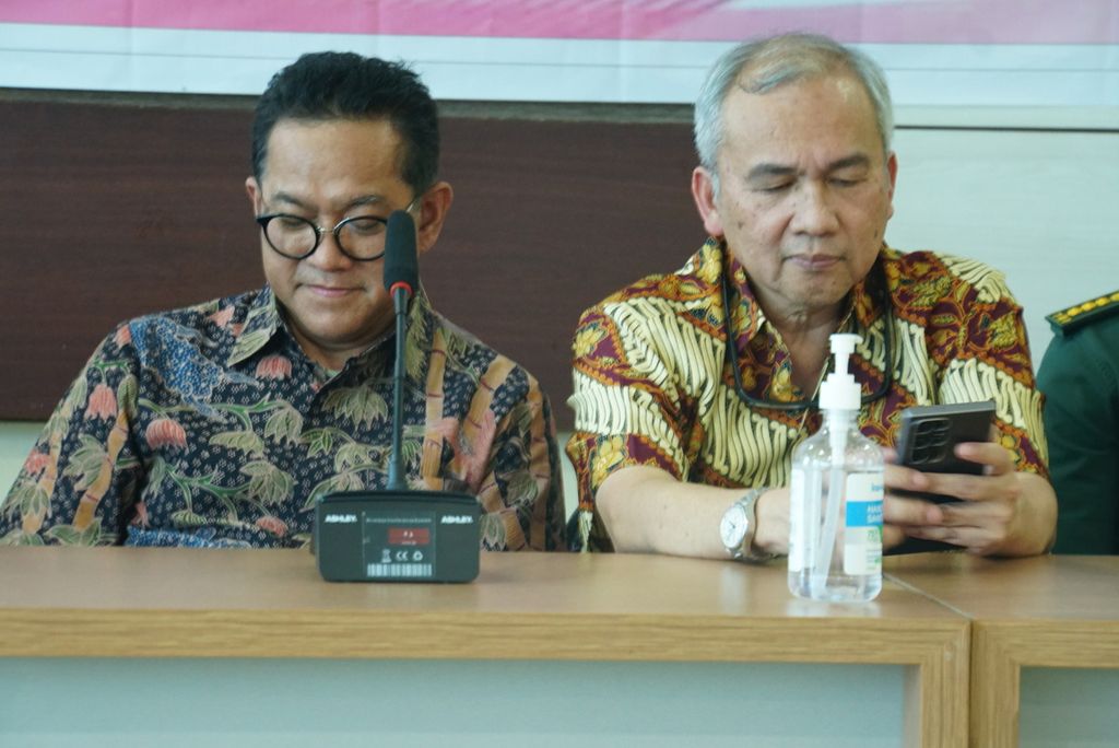 Anggota staf Departemen Medik Urologi RS Cipto Mangunkusumo, dr Nur Rasyid (kiri), dan Wakil Ketua Tim Transplantasi Ginjal RSCM dr Maruhum Bonar Hasiholan Marbun menghadiri konferensi pers di RSUP Kandou Manado, Sulawesi Utara, Sabtu (18/3/2023). 