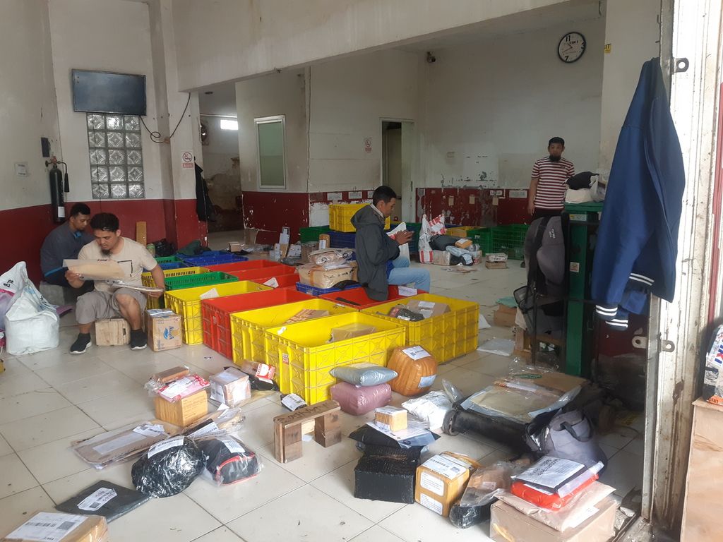 Kondisi gudang barang di PT TIKI Cabang Palembang, Rabu (8/3/2023). Paket ini akan diantarkan ke pelanggan di berbagai daerah di Palembang. Paket ini sebagian besar datang dari beberapa kota besar, seperti Jakarta dan Bandung.