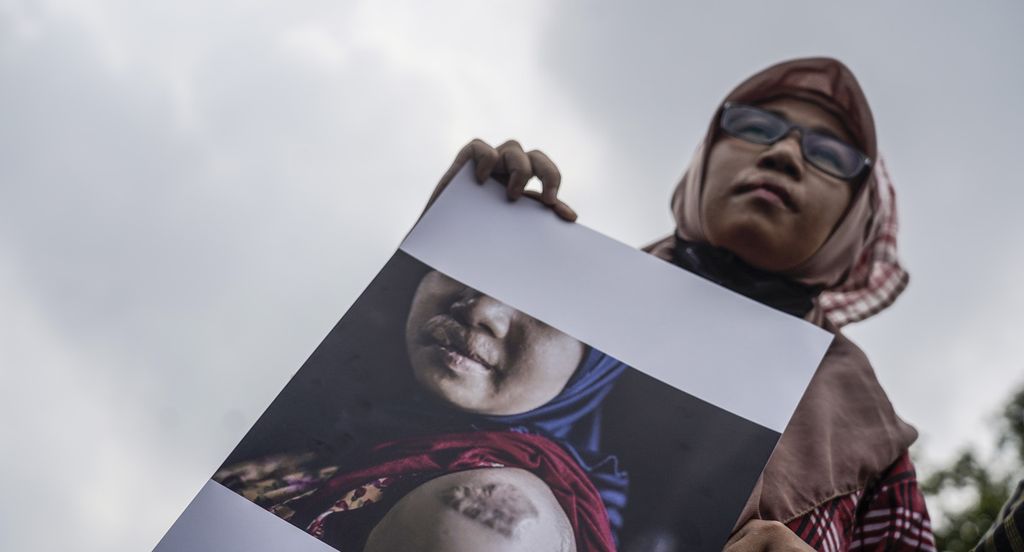 Ani (28), salah satu pekerja rumah tangga yang pernah mengalami kekerasan, saat bergabung dengan Koalisi Sipil Untuk Undang-undang Perlindungan Pekerja Rumah Tangga menggelar aksi di depan Istana Negara, Jakarta, Rabu (21/12/2022). 