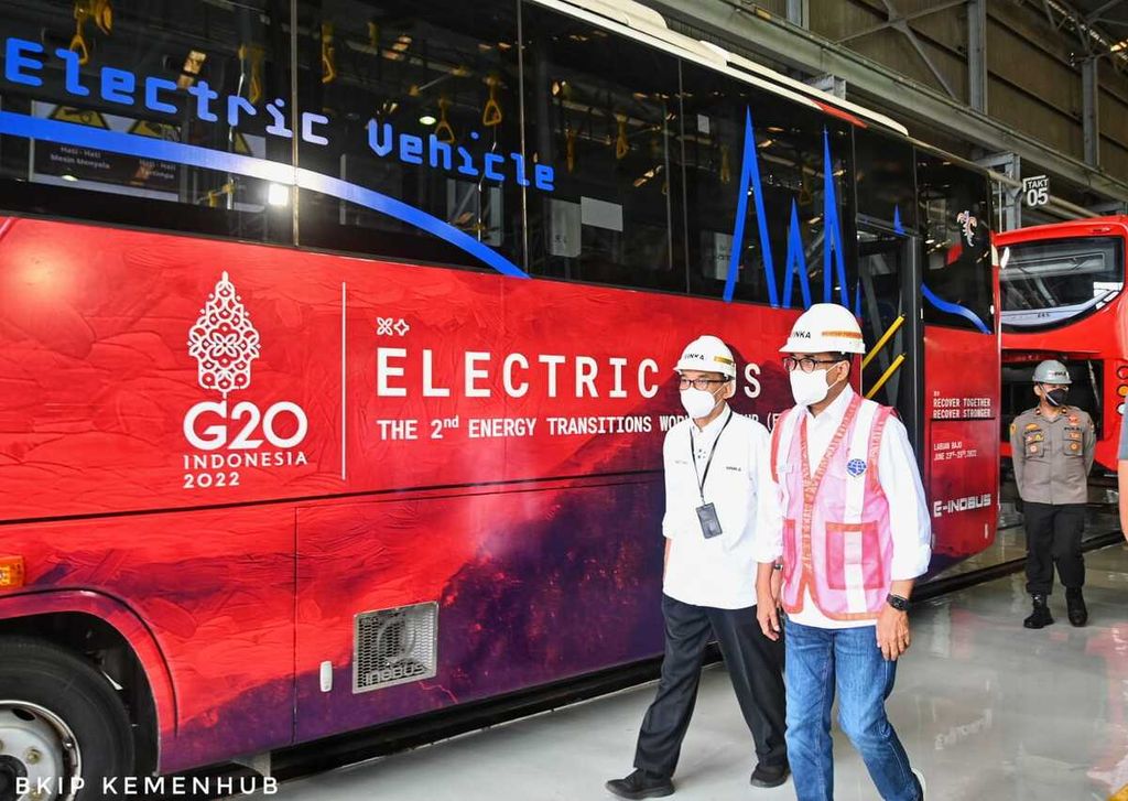 Bus listrik buatan PT INKA (Persero) ditinjau langsung oleh Menteri Perhubungan Budi Karya Sumadi (kanan, mengenakan rompi merah) di Pabrik PT INKA, Madiun, Jawa Timur, Minggu (17/7/2022). Bus listrik ini diproduksi untuk pergelaran G20 di Bali pada November 2022. 