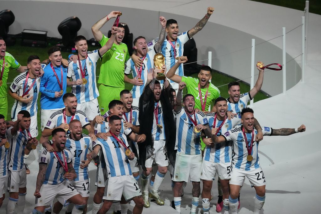 Pemain Argentina merayakan keberhasilan menjuarai Piala Dunia 2022 setelah mengalahkan Perancis lewat adu penalti di Stadion Lusail, Qatar, Senin (19/12/2022) dini hari WIB. Lionel Messi (tengah) mengangkat trofi yang sudah 36 tahun lepas dari genggaman Argentina.