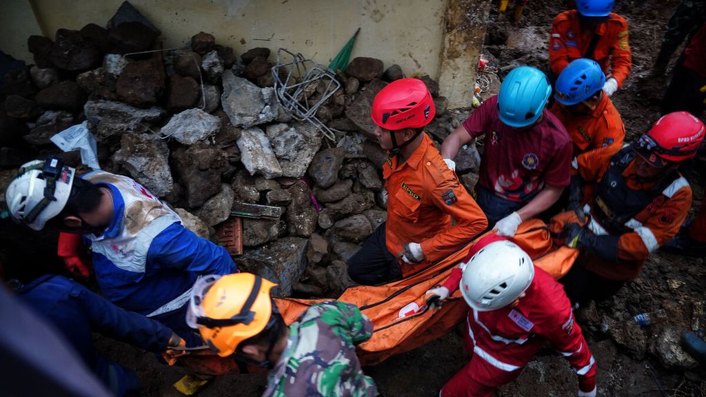 Proses evakuasi jenazah Azzam (5) yang ditemukan tertimbun longsor di Kampung Sirna Sari, Kelurahan Empang, Kota Bogor, Jawa Barat, Kamis (16/3/2023). Pencarian empat korban yang tertimbun longsor dilanjutkan pada hari kedua pencarian. Dalam pencarian korban ini petugas SAR gabungan berhasil menemukan dua jenazah korban yang tertimbun, yakni Cucum (50) dan Azzam. 