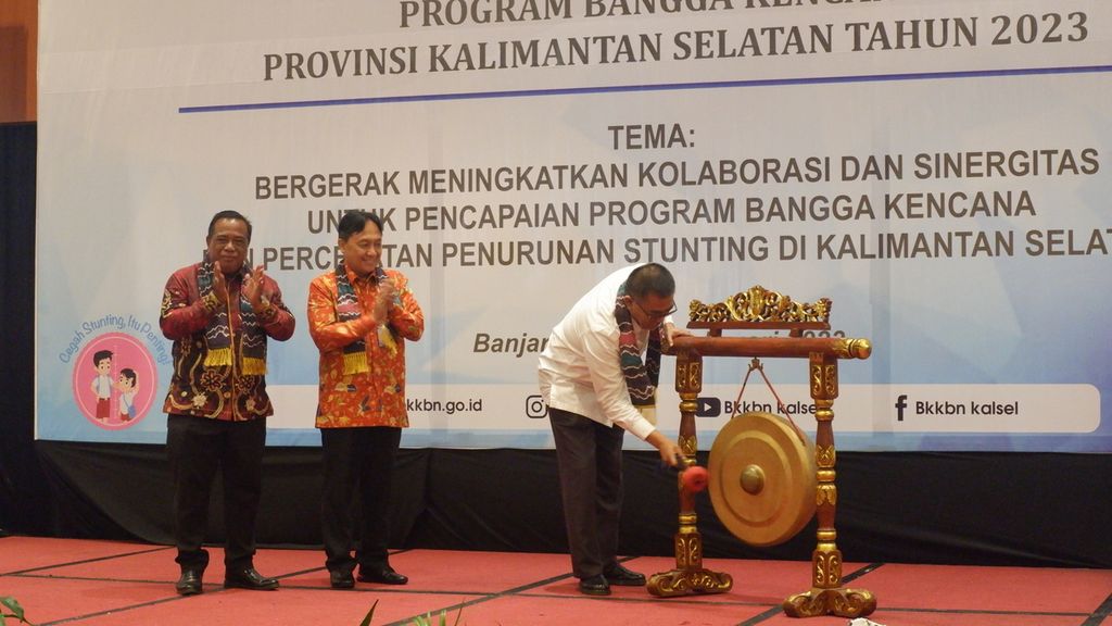 Asisten I Bidang Pemerintahan dan Kesejahteraan Rakyat Setda Provinsi Kalsel Nurul Fajar Desira memukul gong sebagai tanda dibukanya Rakerda Bangga Kencana Provinsi Kalsel Tahun 2023 di Banjarmasin, Rabu (15/2/2023).