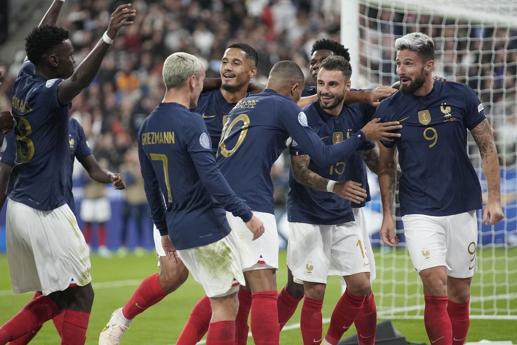 Para pemain Perancis melakukan selebrasi saat berlangsung pertandingan Grup A1 Liga Nasional Eropa antara Perancis dan Austria di Stadion Stade de France, Paris, Perancis, Jumat (23/9/2022) dini hari WIB. Perancis mengalahkan Austria, 2-0. 