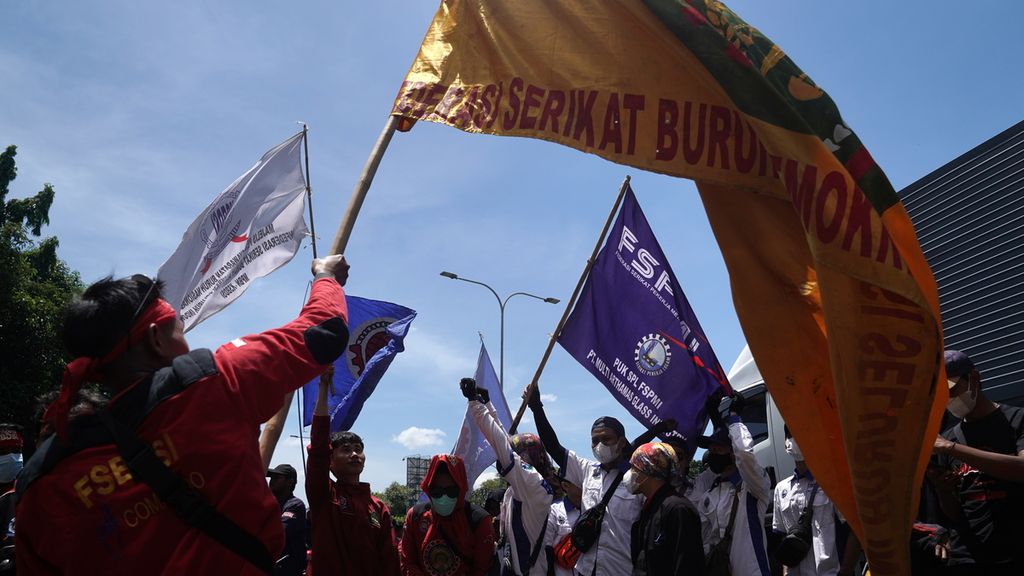 Buruh berunjuk rasa di Kantor Dinas Tenaga Kerja Kota Bekasi di Jawa Barat, Selasa (29/11/2022). Mereka menuntut kenaikan upah minimum kota (UMK) 2023 sebesar 13 hingga 20 persen. 