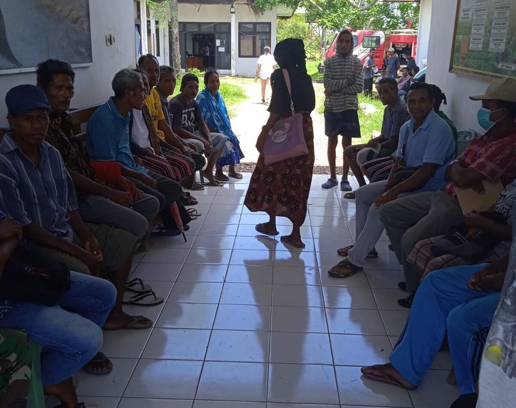Sekitar 25 korban badai Seroja, yang uang bantuannya disunat, mendatangi Kantor BPBD Kabupaten Kupang di Oelamasi, Jumat (2/12/2022). Mereka meminta agar pemkab mengembalikan uang yang telah dipotong.
