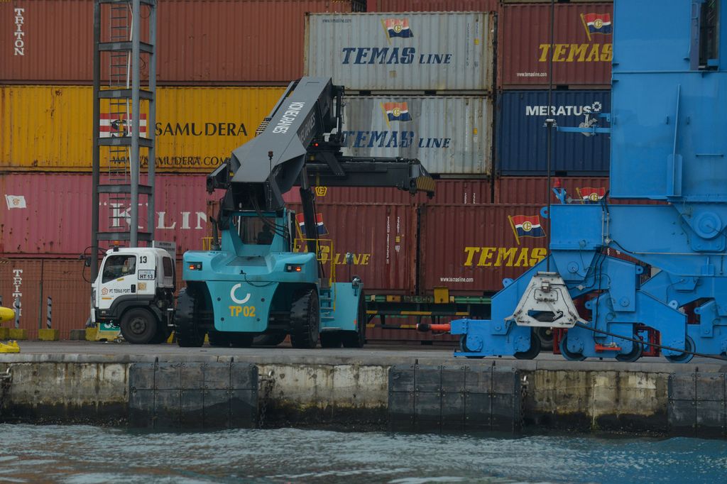Aktivitas bongkar muat peti kemas di Pelabuhan Tanjung Priok, Jakarta Utara, Rabu (28/12/2022). Kementerian Perindustrian mencatat realisasi ekspor pada 2021 sebesar 177,2 dollar AS atau tumbuh 35,17 persen dibandingkan tahun sebelumnya. Nilai ekspor pada 2022 diperkirakan tumbuh 18,72 persen, sedangkan pada 2023 berkisar 6,94-8,89 persen dibandingkan tahun sebelumnya. 