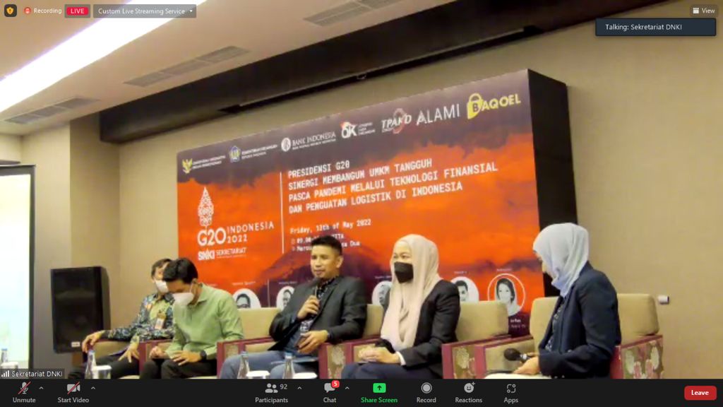 Muhammad Iksan, Head of Financing Business Alami Group, (tengah) memaparkan program pembiayaan Alami Group pada diskusi Presidensi G20 bertema ”Sinergi Membangun UMKM Tangguh Pasca-Pandemi melalui Teknologi Finansial dan Penguatan Logistik di Indonesia” yang diselenggarakan di Bali (13/5/2022). 