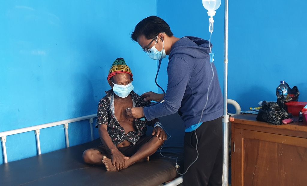 Dokter Yandry Pamangin memeriksa salah seorang warga di Puskesmas Elelim, Kabupaten Yalimo, Papua, Selasa (3/8/2021). Hanya lima tenaga kesehatan yang bertahan di Elelim, ibu kota Yalimo, setelah kerusuhan pada 29 Juni 2021.