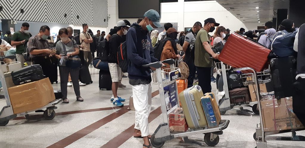 Sejumlah penumpang menunggu di terminal domestik Bandara Juanda, Surabaya, Jawa Timur, Rabu (4/1/2023). Penumpang pesawat di Bandara Juanda Surabaya cenderung meningkat signifikan selama masa arus balik libur Natal 2022 dan Tahun Baru 2023 serta libur sekolah.