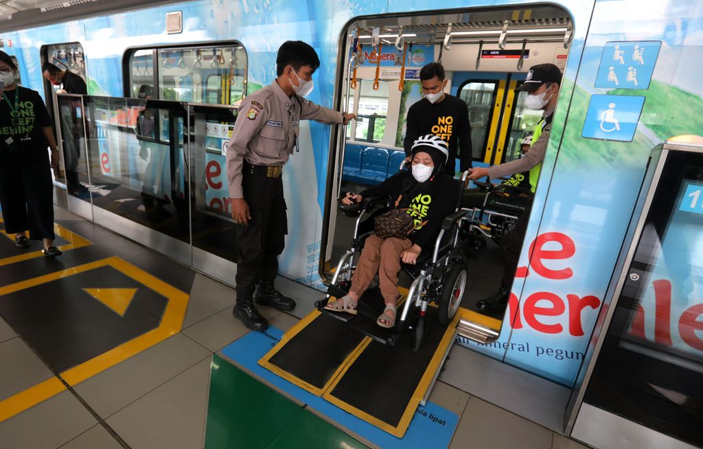 Sejumlah anggota gerakan Penyandang Disabilitas dan Lanjut Usia (DILANS) Indonesia keluar dari kereta Moda Raya Terpadu (MRT) di Stasiun MRT ASEAN, Jakarta saat memperingati Hari Kursi Roda Internasional 2023, Rabu (1/3/2023).  