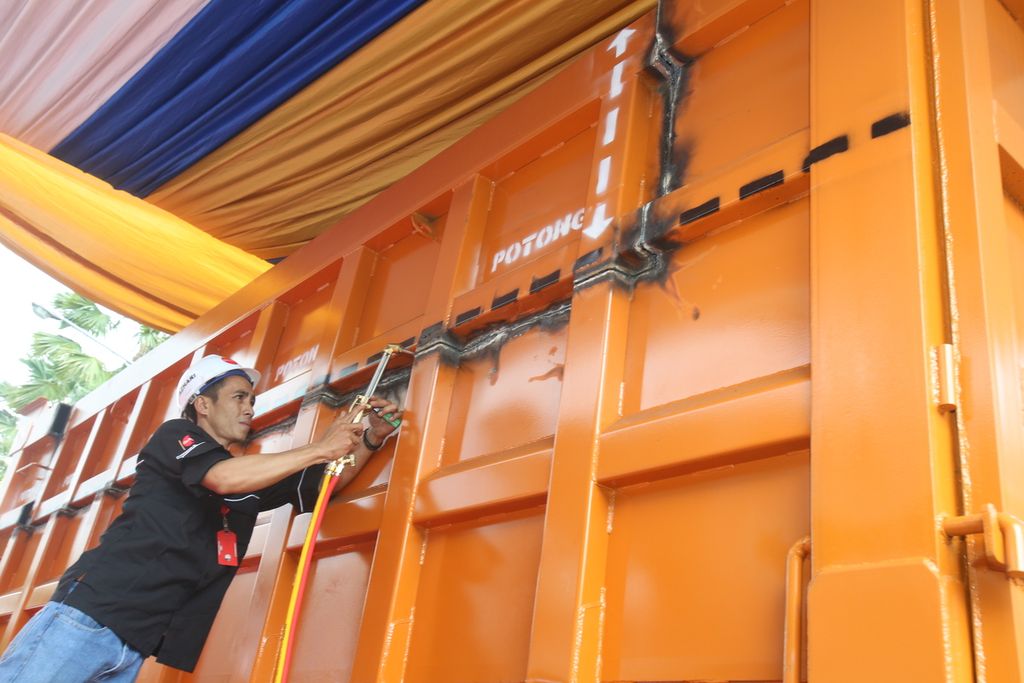 Kementerian Perhubungan memotong truk <i>over dimension overload </i>alias ODOL pada seremoni sebelum pembukaan acara Rapat Koordinasi Teknis Perhubungan Darat di Hotel Bidakara, Jakarta, Senin (2/2/2020). Pemotongan ini sejalan dengan program Kementerian Perhubungan untuk memberantas truk ODOL pada 2020.