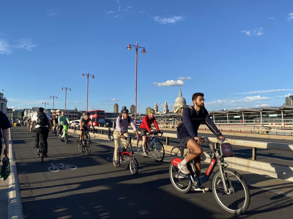 Suasana di jalur khusus sepeda di London, Inggris, Agustus 2022. Selain sehat dan hemat, gowes di London, Inggris, menjadi cara untuk menjelajah kota.