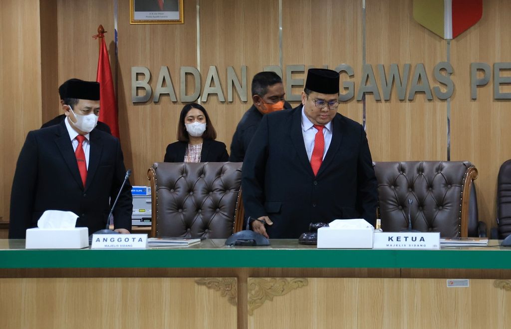 Ketua Badan Pengawas Pemilu (Bawaslu) Rahmat Bagja (kanan) didampingi anggota Bawaslu, Puadi dan Herwyn Malonda (tidak terlihat), memimpin sidang putusan sengketa partai politik yang tidak lolos verifikasi Komisi Pemilihan Umum (KPU) untuk mengikuti Pemilu 2024 di Gedung (Bawaslu), Jakarta, Jumat (9/9/2022). 